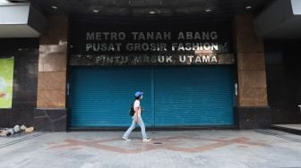 Suasana sepi di Blok B Pasar Tanah Abang, Jakarta Pusat, Sabtu (3/7/2021). [Suara.com/Alfian Winanto]