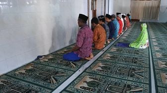 Umat Islam melaksanakan salat dzuhur berjamaah di Masjid Besar Az-Zubair, Mangaran, Situbondo, Jawa Timur, Sabtu (3/7/2021).  ANTARA FOTO/Seno