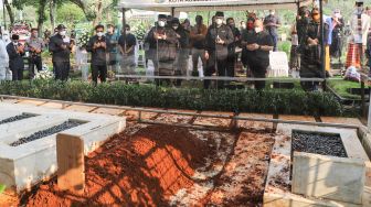 Keluarga dan kerabat berdoa di depan pusara Wakil Ketua Dewan Pembina Partai Gerindra, Rachmawati Soekarnoputri saat dimakamkan di TPU Karet Bivak, Jakarta Pusat, Sabtu (3/7/2021). [Suara.com/Alfian Winanto]