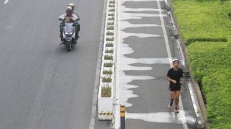 Warga berolahraga di Jalan Jenderal Sudirman, Jakarta, Sabtu (3/7).  [Suara.com/Oke Atmaja]
