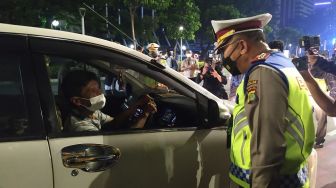 Petugas Gabungan Lakukan Penyekatan Mulai Tengah Malam Tadi, PPKM Darurat Jakarta Dimulai
