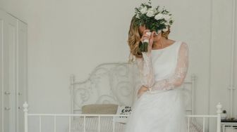 Butuh Waktu 1,5 Bulan, Wanita Ini Menikah Pakai Gaun Pengantin Buatan Sendiri