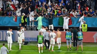 Para pemain Italia merayakan kemenangan setelah pertandingan sepak bola perempat final EURO 2020 antara Belgia melawan Italia di Allianz Arena di Munich, Jerman, Sabtu (3/7) dini hari WIB.  [AFP/Foto]