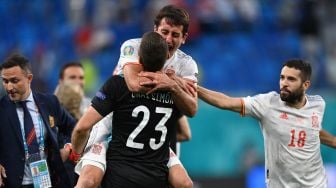 Para pemain Spanyol merayakan kemenangan dalam pertandingan sepak bola perempat final EURO 2020 antara Swiss melawan Spanyol di Stadion Saint Petersburg di Saint Petersburg, Jumat (2/6).  MAXIM SHEMETOV / POOL / AFP