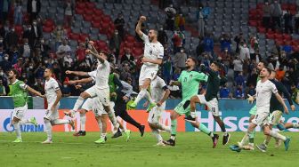 Para pemain Italia merayakan kemenangan setelah pertandingan sepak bola perempat final EURO 2020 antara Belgia melawan Italia di Allianz Arena di Munich, Jerman, Sabtu (3/7) dini hari WIB.  [AFP/Foto]