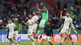 Para pemain Italia merayakan kemenangan setelah pertandingan sepak bola perempat final EURO 2020 antara Belgia melawan Italia di Allianz Arena di Munich, Jerman, Sabtu (3/7) dini hari WIB.  [AFP/Foto]