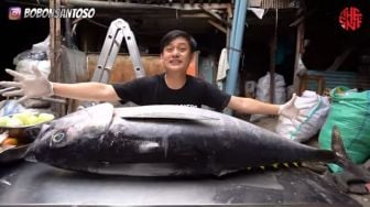 Bikin Salut! Bobon Santoso Masak 60 Kilogram Tuna di Kampung Pemulung