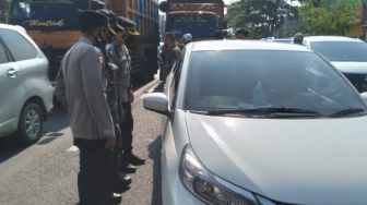 Penyekatan di Cianjur, Mobil Plat Merah Diputar Balik Petugas Gabungan