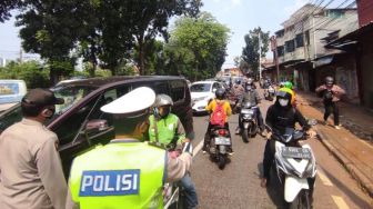 PPKM Darurat, Puluhan Kendaraan di Jalan Raya Lenteng Agung Dipaksa Putar Balik