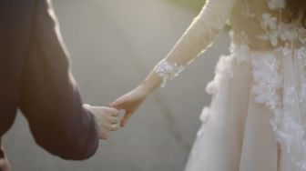 Lokasi Pernikahan Terkena Banjir, Pasangan Ini Malah Senang Manfaatkan Momen