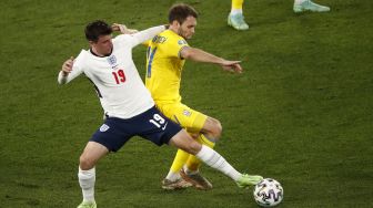 Gelandang Inggris Mason Mount (kiri) dan bek Ukraina Oleksandr Karavaev berebut bola selama pertandingan sepak bola perempat final UEFA EURO 2020 antara Ukraina dan Inggris di Stadion Olimpiade, Roma, pada (3/7/2021). [ALESSANDRO GAROFALO / POOL / AFP]