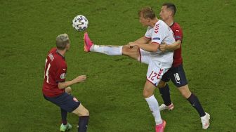 Pemain depan Denmark Kasper Dolberg (tengah) ditantang oleh gelandang Republik Ceko Jakub Jankto (kiri) dan pemain belakang Republik Ceko Jan Boril (kanan) selama pertandingan sepak bola perempat final UEFA EURO 2020 antara Republik Ceko dan Denmark di Stadion Olimpiade, Baku, Azerbaijan, pada (3/7/2021). [DAN MULLAN / POOL / AFP]