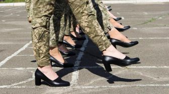 Militer Ukraina Kini Punya Sepatu Model Baru Setelah Skandal High Heels