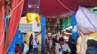 Hari Kedua PPKM Darurat: Pasar Kramat Jati Ramai, Warga Tak Pakai Masker Cueki Petugas