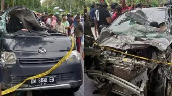 Daihatsu Gran Max dan Datsun Go Adu Banteng, Lima Orang Terluka Dilarikan ke Rumah Sakit