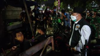 4 Pemuda di Surabaya Santai Tenggak Alkohol di Malam Pertama PPKM Darurat