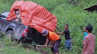 Mobil Pick Up Bermuatan Sembako, Alami Kecelakaan
