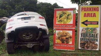 Viral Spanduk Lokasi Parkir Menyesatkan, Kondisi Mobil Korban Mengenaskan