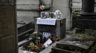 Makam pentolan The Doors Jim Morrison di pemakaman Pere Lachaise, Paris, pada (3/7/2021). [Martin BUREAU / AFP]