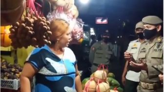 Petugas PPKM di Madura Kena Omel Emak-emak Penjual Buah, Warganet: Emak-emak Dilawan!