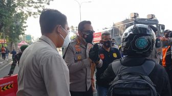 Halau Pengendara, Polres Jakbar Kerahkan Mobil Water Cannon di Titik Penyekatan Kalideres