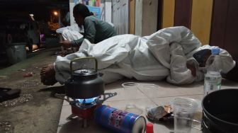 Petugas Pemakaman Kota Tasik Kelelahan Kubur Mayat Covid-19, Hingga Tidur di Emperan Toko