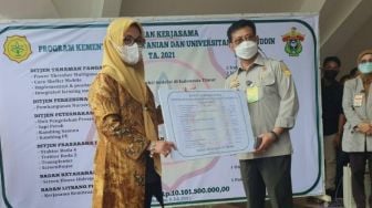 Mentan Serahkan Bantuan Pertanian pada Unhas Senilai Rp10,1 Miliar