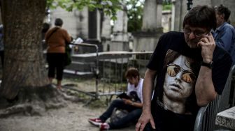 50 Tahun Kematian Jim Morrison, Makamnya di Paris Dipenuhi Peziarah