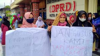 Tolak Digusur, Ratusan PKL Pasar Banto Demontrasi ke DPRD Bukittinggi