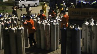 Suasana di Posko Darurat Oxygen Rescue di kawasan Monumen Nasional (Monas), Jakarta Pusat, Selasa (6/7/2021). [Suara.com/Alfian Winanto]
