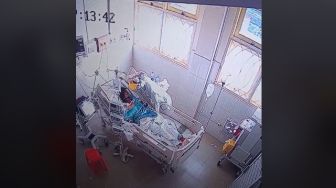 Menyentuh, Nakes Rawat Ibu Positif Covid-19 di Rumah Sakit hingga Ajal Menjemput