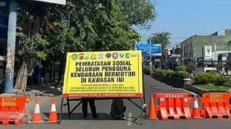 Mobil Terobos Pos Penyekatan, Polres Karawang Periksa Kedua Pengendara