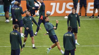 Para pemain Italia mengikuti sesi latihan di The Hive Stadium, London, pada (5/7/2021). [JUSTIN TALLIS / AFP]