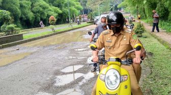 Aksi Bobby Nasution Naik Kereta Matic Cek Pembangunan Jalan Pasar Induk Lau Cih