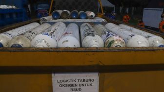 Sejumlah logistik tabung oksigen yang ada di Posko Darurat Oxygen Rescue di kawasan Monumen Nasional (Monas), Jakarta Pusat, Selasa (6/7/2021). [Suara.com/Alfian Winanto]