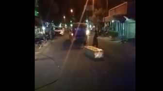 Gempar! Viral Video Peti Jenazah Covid-19 Terlempar dari Mobil Ambulans di Gresik
