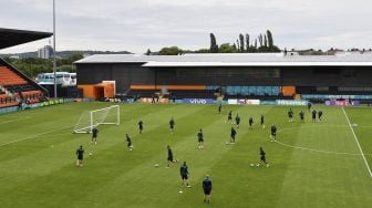 Para pemain Italia mengikuti sesi latihan di The Hive Stadium, London, pada (5/7/2021). [JUSTIN TALLIS / AFP]