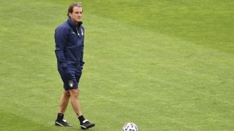 Pelatih Italia Roberto Mancini memimpin sesi latihan Timnas Italia di The Hive Stadium, London, pada (5/7/2021). [JUSTIN TALLIS / AFP]