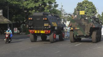 Panser dan Barracuda Sekat Jalan Raya Bogor