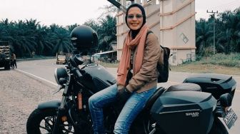Lady Biker Bali Ini Jelajahi Keindahan Pulau Kalimantan Bersama Honda Rebel