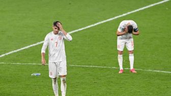 Penjaga gawang Italia, Gianluigi Donnarumma menggagalkan eksekusi striker Spanyol Alvaro Morata, dalam adu penalti di semifinal UEFA EURO 2020 antara Italia vs Spanyol, di Stadion Wembley London, Inggris, Rabu (7/7) dini hari WIB.  [Photo/AFP]