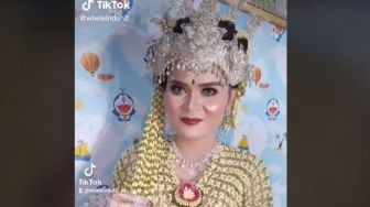 Wow! Kebaya Pengantin Wanita Ini Bikin Takjub, Dibuat dari Bunga Melati Asli