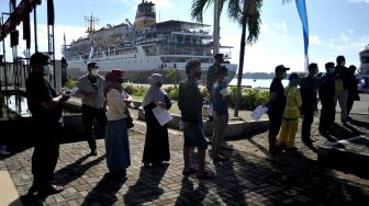 Sejumlah warga antre sebelum menjalani vaksinasi COVID-19 di Dermaga Timur Pelabuhan Benoa, Denpasar, Bali, Selasa (6/7/2021). ANTARA FOTO/Fikri Yusuf

