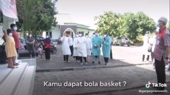 Tingkah Kocak Bocah Pasien Covid-19 Ketemu Ganjar Pranowo, Warganet: Gubernur Di-ghosting