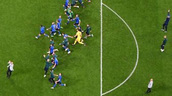 Para pemain Italia merayakan setelah memenangkan pertandingan sepak bola semifinal EURO 2020 antara Italia melawan Spanyol di Stadion Wembley, London, Inggris, Rabu (7/7) dini hari WIB. 
[Photo/AFP]