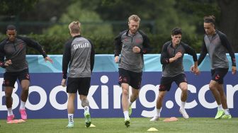 Bek Denmark Simon Kjaer (tengah) mengikuti sesi latihan di tempat latihan Tottenham Hotspur, London, pada (6/7/2021). [Paul ELLIS / AFP]
