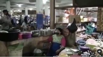 Sosialisasi PPKM Darurat, Polisi di Madura Selawat Bareng Pedagang Pasar