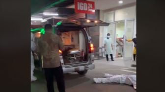Viral Sopir Ambulans Terkapar di Depan IGD, Masih Pakai APD Diduga Keletihan