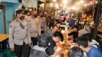 Satgas Covid-19 Segel Kafe Langgar PPKM Mikro di Medan