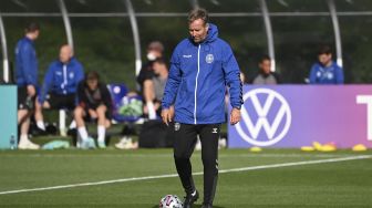 Pelatih Denmark Kasper Hjulmand memimpin latihan di tempat latihan Tottenham Hotspur, London, pada (6/7/2021). [Paul ELLIS / AFP]